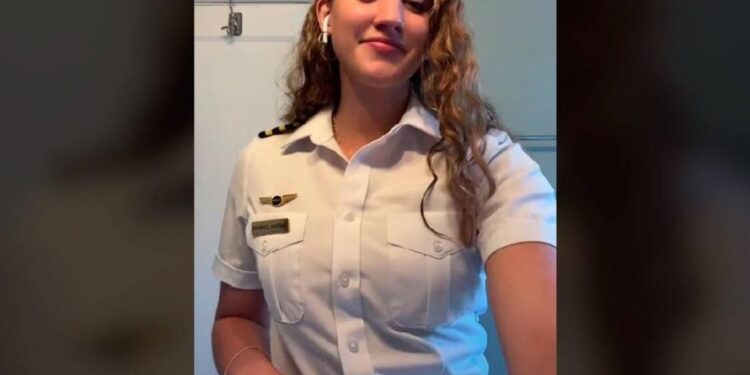 قائدة طائرة تكشف أن موظف مطار اعتقد بالخطأ أنها مضيفة