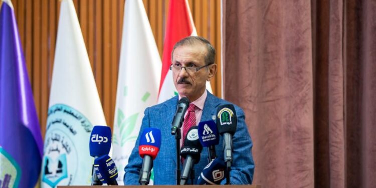 وديع الحنظل .. الشمول المالي ارتفع الى 33% في العراق