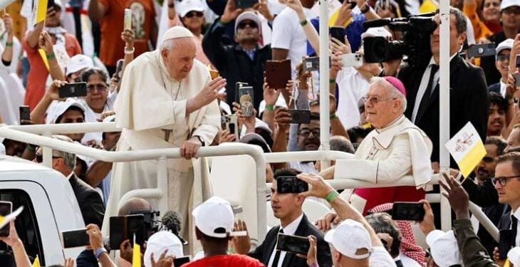 تجمع حشد كبير في قداس يترأسه البابا فرنسيس بالبحرين