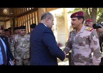 وزير الدفاع يزور قيادة القوات البرية للاطلاع على سير الخطط الموضوعة