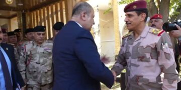 وزير الدفاع يزور قيادة القوات البرية للاطلاع على سير الخطط الموضوعة