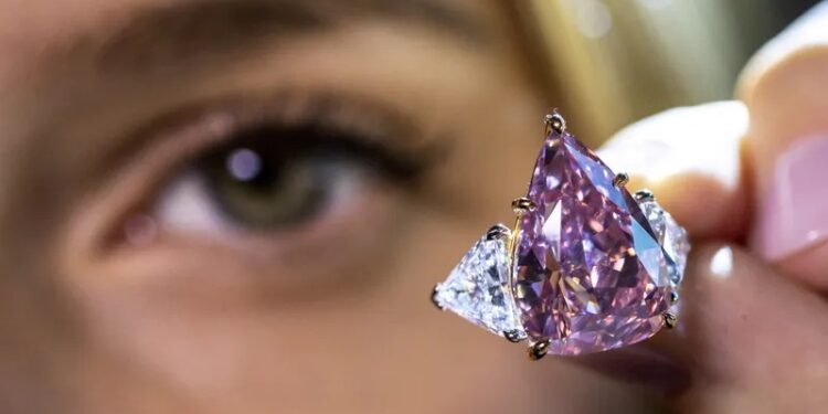 بيع “ماسة الكمثرى” بأكثر من 28 مليون $