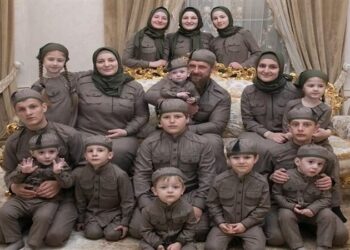 بوتين يمنح زوجة رمضان قديروف لقبًا فخريًا لإنجابها 11 ولدًا