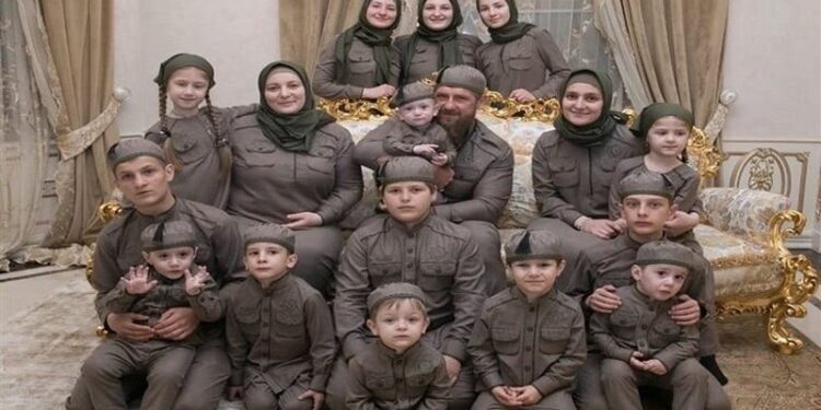 بوتين يمنح زوجة رمضان قديروف لقبًا فخريًا لإنجابها 11 ولدًا