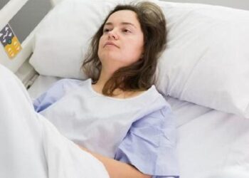 امرأة تستيقظ على مفاجأة بعد عملية جراحية