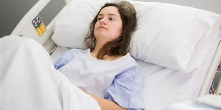 امرأة تستيقظ على مفاجأة بعد عملية جراحية