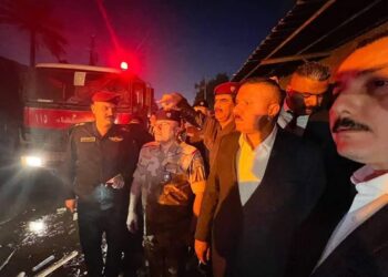 وزير الداخلية يطلع ميدانياً على موقع حريق الوزيرية ويتفقد الحالة الصحية لمدير عام الدفاع المدني والمصابين      بالحادث