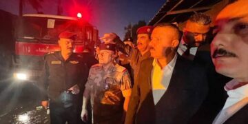 وزير الداخلية يطلع ميدانياً على موقع حريق الوزيرية ويتفقد الحالة الصحية لمدير عام الدفاع المدني والمصابين      بالحادث
