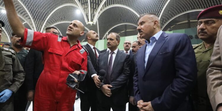 وزير الداخلية يطلع ميدانياً على اسباب حادث حريق  صالة المغادرة في مطار بغداد
