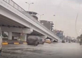 موجة أمطار غزيرة في بغداد تتسبب بغرق معظم الشوارع فيها