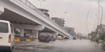 موجة أمطار غزيرة في بغداد تتسبب بغرق معظم الشوارع فيها