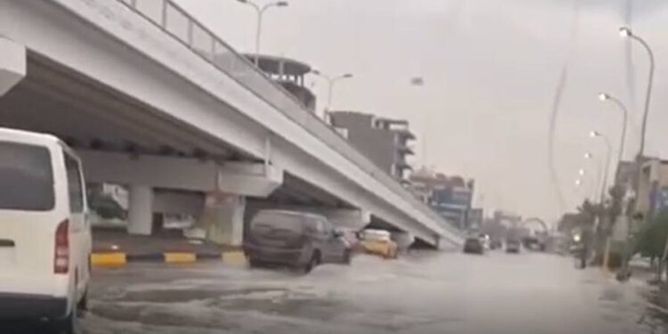 موجة أمطار غزيرة في بغداد تتسبب بغرق معظم الشوارع فيها