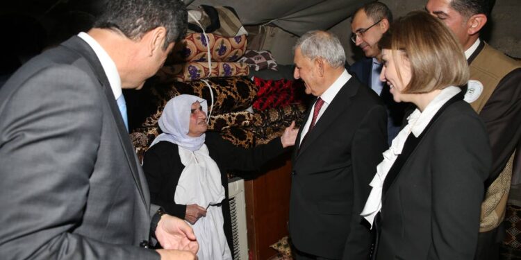 رئيس الجمهورية يزور مخيم شاريا للنازحين في دهوك