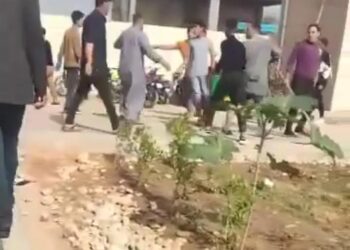 بالفيديو .. اقتحام مدرسة ثانوية والاعتداء على مدرّسيها وطلابها وترويعهم
