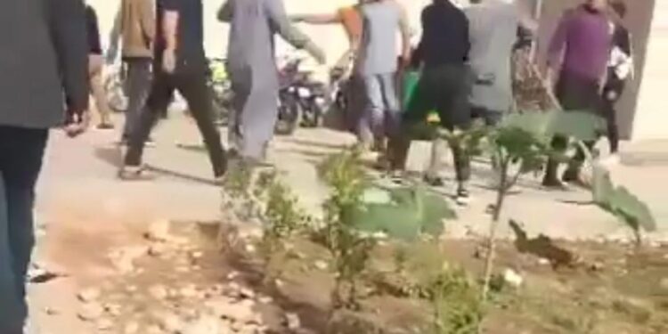 بالفيديو .. اقتحام مدرسة ثانوية والاعتداء على مدرّسيها وطلابها وترويعهم