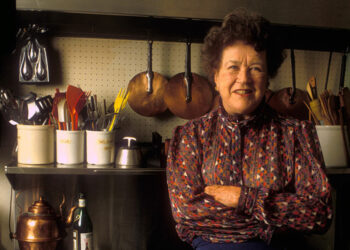 جوليا تشايلد , أشهر طباخة في تاريخ أمريكا…  تعلّمت الطهي بسبب عملها في الجاسوسية