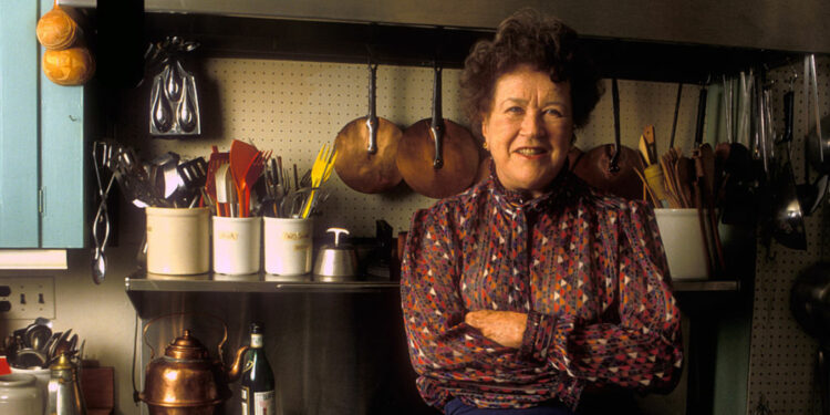 جوليا تشايلد , أشهر طباخة في تاريخ أمريكا…  تعلّمت الطهي بسبب عملها في الجاسوسية