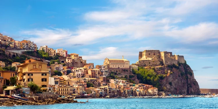 بلدة إيطالية تدفع 30 ألف $ مقابل الانتقال للسكن فيها