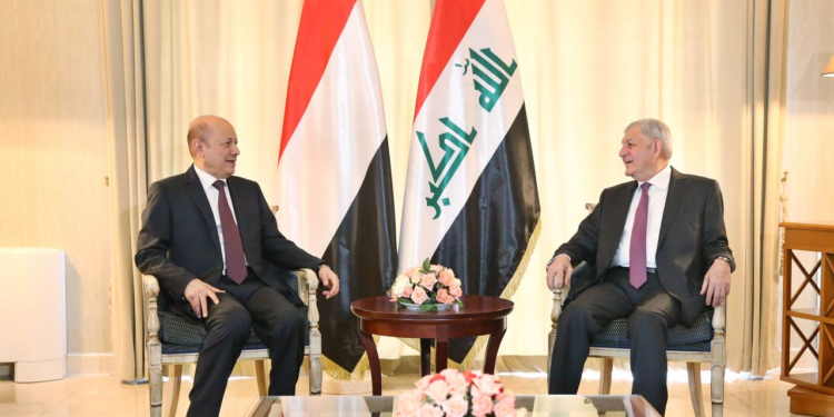 على هامش أعمال القمة العربية في الجزائر رئيس الجمهورية يستقبل الرئيس اليمني