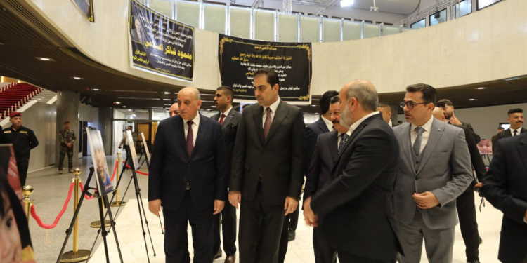 المندلاوي يفتتح معرض استذكاري الذي إقامته كتلة الآمال الوطنية لحادثة تسمم عائلة النائب ياسر الحسيني