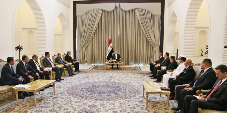 رئيس الجمهورية الدكتور عبد اللطيف جمال رشيد يستقبل وفداً عن نقابات البصرة.