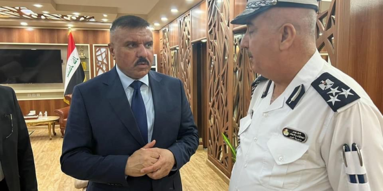 وزير الداخلية يكرم مدير اعلام المرور العامة