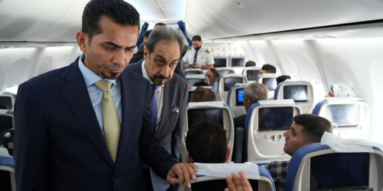 جولة ميدانية لوزير النقل على تنفيذ رحلات الناقل الوطني