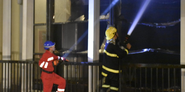 مشاهد من عملية إخماد حادث حريق ألتهم صالة نينوى بمطار بغداد الدولي