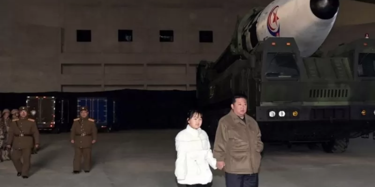 كيم جونغ أون زعيم كوريا الشمالية يكشف عن ابنته في ظهور نادر