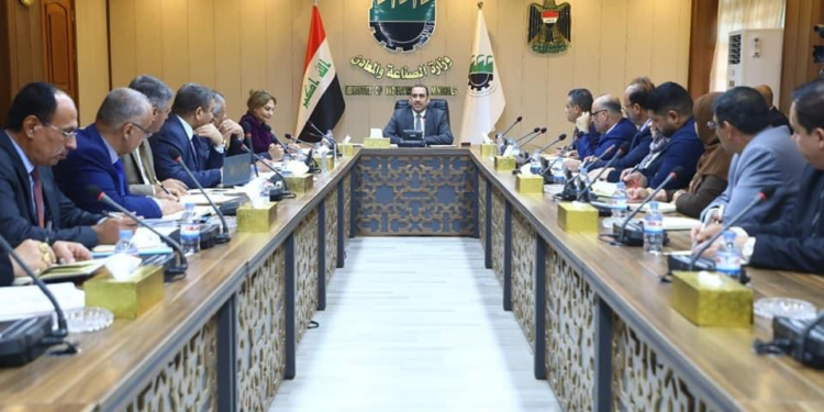 وزيـر الصناعـة والمعـادن يُناقـش واقـع شركتـي (الصناعـات الهيدروليكيـة والصناعـات الفولاذيـة)