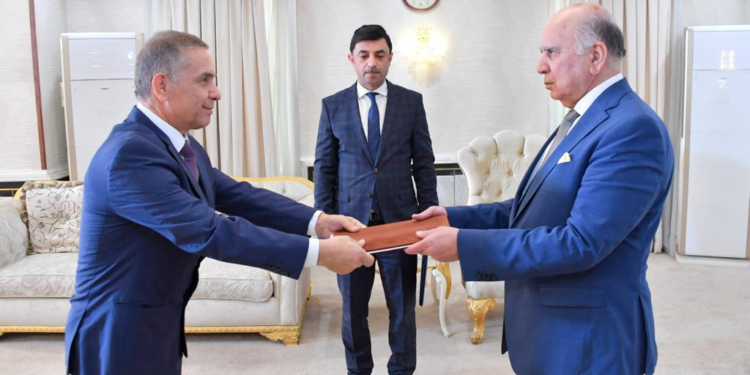 وزير الخارجيَّة يتسلّم نسخة من أوراق اعتماد السفير اليونانيّ الجديد لدى العراق