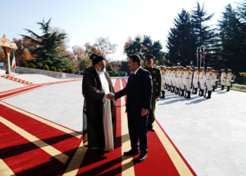 السوداني يصل إلى طهران والرئيس الايراني يستقبله