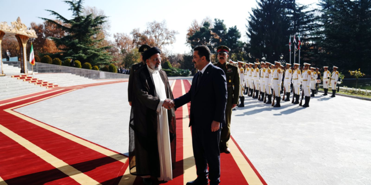 السوداني يصل إلى طهران والرئيس الايراني يستقبله