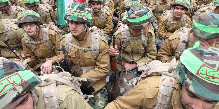 إيران .. حكم بإعدام (15 شخصًا) بتهمة قتل عنصر من الباسيج