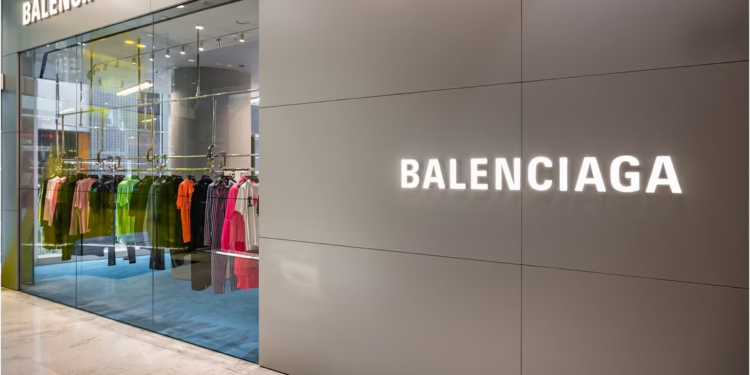 دار أزياء تعتذرعن استغلالها الأطفال في حملاتها