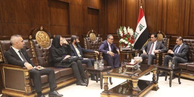 المندلاوي يستقبل وفد من مجلس الشورى الايراني للبحث بتفعيل مذكرة التفاهم بين الطرفين