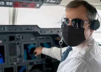 فيديو لطيار يتدلى من قمرة القيادة لاستعادة هاتف أحد الركاب