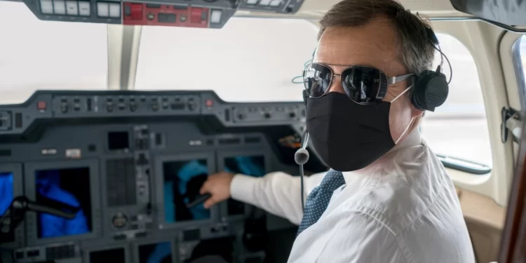 فيديو لطيار يتدلى من قمرة القيادة لاستعادة هاتف أحد الركاب