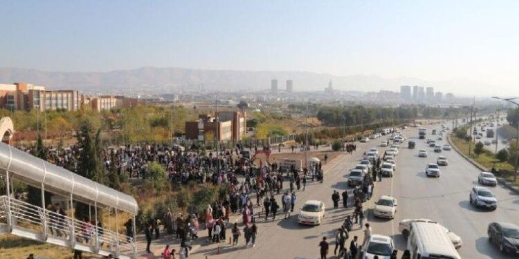 تظاهرات لطلبة جامعة السليمانية تقطع الطرق المؤدية لكركوك وأربيل
