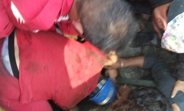 إنقاذ طفل سقط في فتحة صرف صحي بمدينة الصدر شرقي بغداد