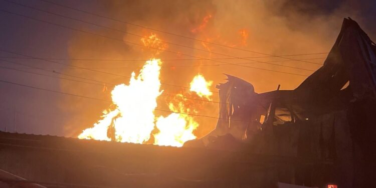 بالصور استمرار حريق الوزيرية و ألسنة اللهب مازالت تتصاعد