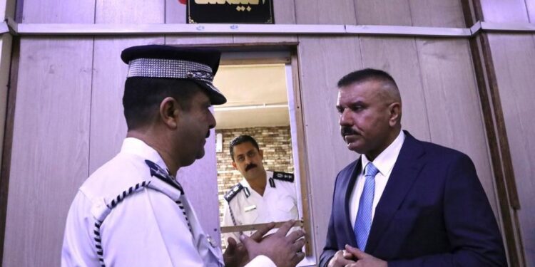 وزير الداخلية يوجه بأعفاء لأحد الضابط في مرور الكاظمية