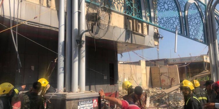 الدفاع المدني تعلن عن انهيار مبنى في كربلاء + صور