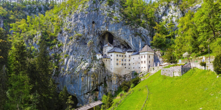 أكبر قلعة كهوف في العالم  لجأ إليها روبن هود النمسا هرباً من المحاكمة