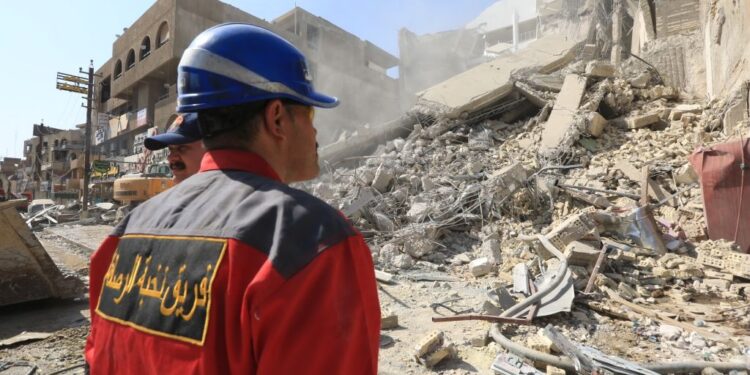 الدفاع المدني .. البحث مستمرعن المفقودين داخل بناية الوزيرية المنهار