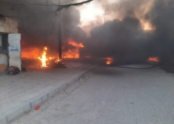 بالفيديو اندلاع حريق كبير قرب شارع المطار في النجف