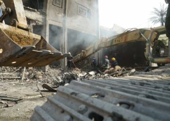 آليات الحشد تفتح ممرا خلفيا لرفع أنقاض مبنى الوزيرية المنهار
