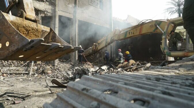 آليات الحشد تفتح ممرا خلفيا لرفع أنقاض مبنى الوزيرية المنهار