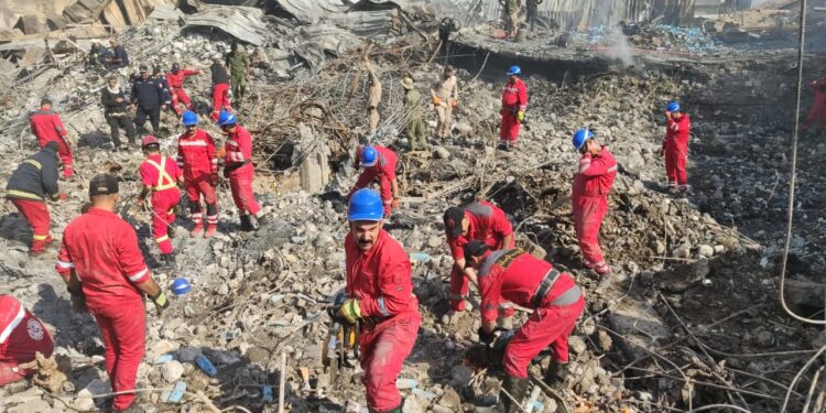 انهيار جزء من مبنى الوزيرية وإصابة منتسب بالدفاع المدني