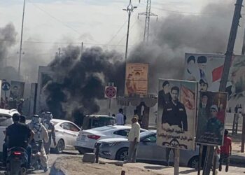 أصحاب الـ”تيك تيك” يتظاهرون ويقطعون الطرق بالإطارات المحترقة في البصرة